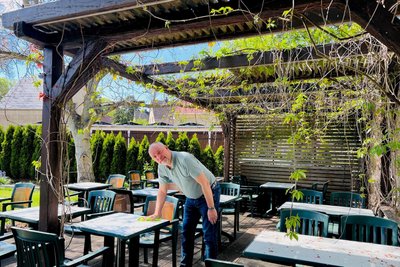 Ralf Pönisch, Inhaber des Restaurants „Schwalbennest“, bereitet den Biergarten für die Gäste vor.