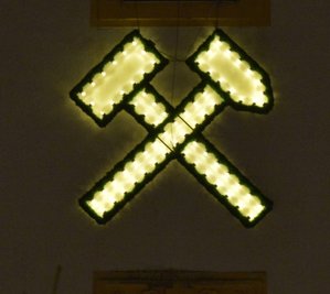 Das Bergbau-Symbol am Freiberger Rathaus stand in der Kritik: Der flache Schlägel müsste auf dem spitzen Eisen liegen, so Historiker Friedrich Naumann.