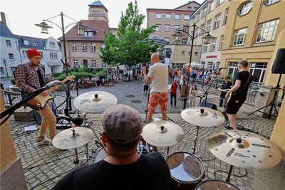 Die junge westsächsische Band Private Loo legte am Lichtensteiner Mühlgraben einen ihrer ersten Auftritte hin. Bis zu 200 Besucher lauschten, verteilt in der Anlage, der Premiere der Fête de la Musique in der kleinen Stadt.