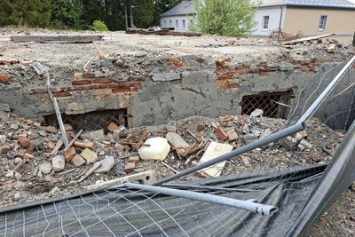 Mitte Mai sah es bei der Ruine so aus – die Gebäudereste waren frei zugänglich.