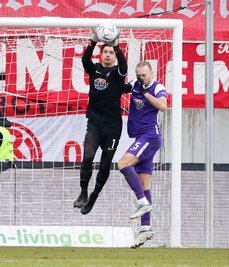 Vor Teamkollege Marvin Stefaniak hatte FCE-Torhüter Martin Männel den Ball sicher.