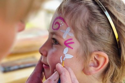 Zum Familientag „Zethau bewegt sich“ am 1. Mai bot die Kita „Ankerplatz“ auch Kinderschminken an.