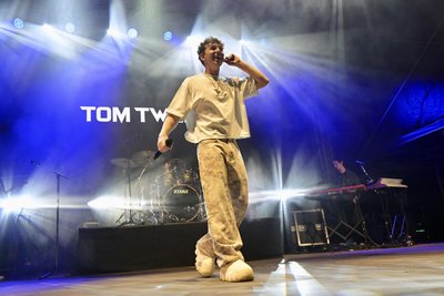 Mädchenschwarm Tom Twers überzeugt mit einer energiegeladenen Show, toller Musik und einfühlsamen deutschsprachigen Texten.