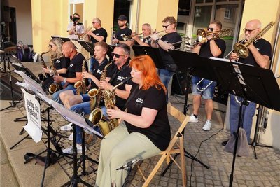 Die Swing´n Sax-Band gehörte am Mittwochabend zu den Akteuren. Das Ensemble ist seit über 30 Jahren eine feste Größe in der Region, geprobt wird seit kurzem in Rödlitz.