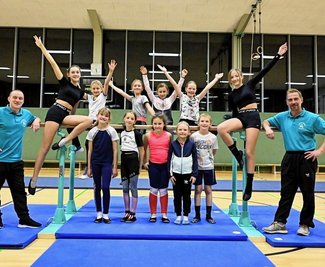 Immer montags stehen die Kinder beim Training des TSV Germania Werdau im Mittelpunkt. Rene Hübsch (links) und Torsten Jung wollen bei den Mädchen und Jungen vor allem die Freude an der Bewegung fördern, für wettkampforientiertes Training fehlt dem Verein die Kapazität. 
