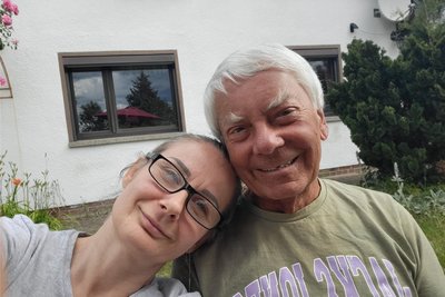 Vogel-Experte Werner Stanek, hier mit Schwiegertochter Marcela Vlnova, kämpft für den Bluthänfling.