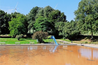 Die braune Schlammbrühe bleibt wahrscheinlich bis zum Frühjahr im Becken. 