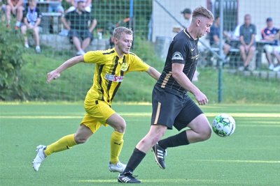 Im September läutete Schneebergs Moritz Lorenz (l.) den 2:0-Derbysieg der Concordia beim SV Auerhammer um Ruben Albusberger mit dem 1:0 ein. Nun stehen sich beide Teams erneut gegenüber – diesmal in Schneeberg.