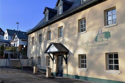 Heute heißt es Landhaus Purschenstein, lange Zeit war das Hotel als "Grünes Gericht" bekannt. Die Namensherkunft ist nicht belegt. 
