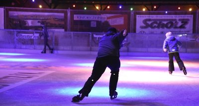 Die Eisbahn in Oelsnitz ist aufgrund Corona-Auflagen nur noch sehr eingeschränkt nutzbar. Das Angebot soll aber bleiben. 