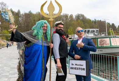 Der neue Hafen an der Talsperre in Kriebstein ist am Freitag offiziell eingeweiht worden - unter anderem begleitet von Darstellern des Mittelsächischen Kultursommers.