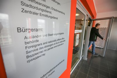 Bei „Lachkräftemangel“ geht es auch um wahre Erlebnisse mit der Ausländerbehörde, satirisch verarbeitet.