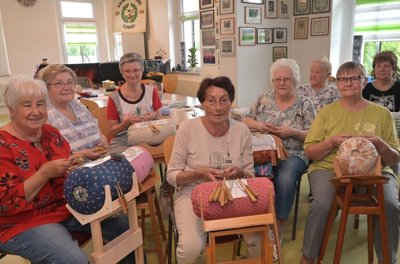 Gertraude Neubauer, Ute Büttner, Doris Uhlig, Christa Drechsel, Renate Zierold, Marianne Pfeifer, Ursula Ehrich,Karin Meyer (von links) beim jüngsten Treff der Klöppelfrauen. Der Verein nutzt neben einem eigenen kleineren Raum auch den des Ringervereins Eichenkranz mit - an deren Urkunden und der Vereinsfahne an der Wand hinter ihnen zu erkennen. 