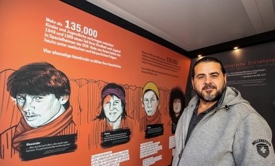 Alexander Müller wird oft mit seinem jüngeren Ich (links) konfrontiert. Im Augenblick sogar täglich, denn er hat die mobile Ausstellung "Black Box Heimerziehung" in seine Heimatstadt Plauen geholt. 