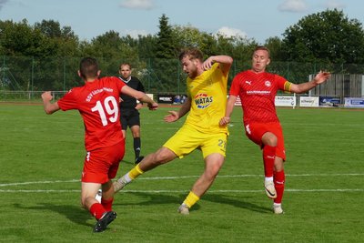 Innenverteidiger Noel Bergers (Mitte) strebt mit dem FSV Motor am Sonntag einen Auswärtssieg in Irfersgrün an.
