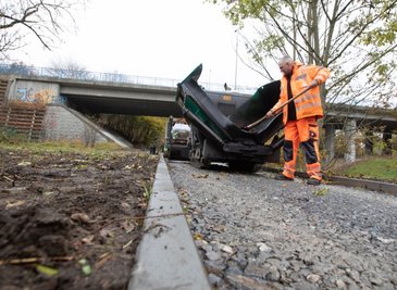 Bis Ende November soll in Plauen das 1,4 Kilometer lange Teilstück des Elsterradweges im Bereich zwischen Hammerplatz und Altchrieschwitz fertiggestellt werden. Im Bild: Andreas Pivorous von der Firma Wolf-Straßenbau. Hauptauftragnehmer ist das Fachcenter Garten STL-Bau GmbH aus Heinsdorfergrund. 