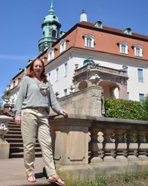 Die Frau, die neue Türen öffnet: Schloss-Chefin Patrizia Meyn vor dem Schloss in Lichtenwalde. 