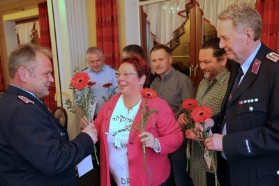 Cindy Bergler-Müller, Finanzchefin im Feuerwehrverein, gratulierte den Gründungsmitgliedern für ihr jahrelanges Engagement.