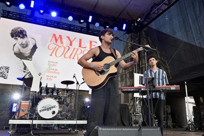 Samstagabend, kurz nach 19 Uhr: Myle gibt sein Zwickau-Debüt beim Stadtfest auf der Hauptmarkt-Bühne.