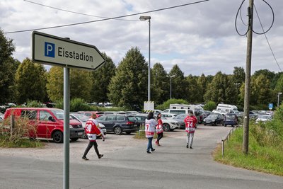 Blick zu den Parkplätzen im Kühgrund in Crimmitschau: Autos konnten zum CCM-Cup kostenlos abgestellt werden.