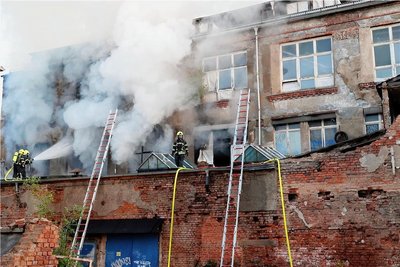 Ein altes Industriegebäude an der Turnstraße stand am Sonntagmorgen in Flammen. 