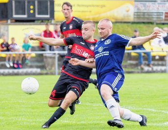 Chris Bernhardt (rechts) freut sich mit dem 1. FC Wacker Plauen auf das Stadtduell beim FC Fortuna. Der FC Werda um Leon Thieme (links) empfängt den VfB Lengenfeld.