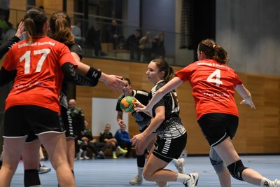 Trotz der Niederlage gegen die SF Dresden bleiben die Weißenbornerinnen um Laura Uhlemann (M.), die zweimal traf, Dritter.