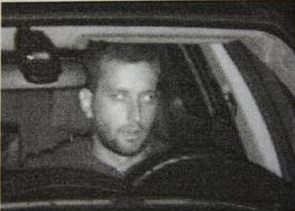 Nach diesem mutmaßlichen Autodieb sucht die Polizei. 