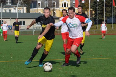 Tom Kraft (l.) und Annabergs Patrick Kraf liefern sich einen Zweikampf um den Ball.