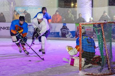 In der Vorrunde besiegte Team B der Freiberger Eisvögel die Freitaler Eisheiligen (weiße Trikots) mit 3:2.