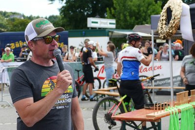 Organisationsleiter Albrecht Dietze, hier als Moderator am Start, bereitet mit Familie, Freunden und Helfern das Marathon-Spektakel vor.