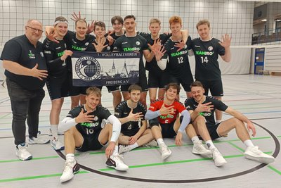 Die Freiberger Volleyballer müssen am letzten Spieltag beim Hennersdorfer SV gewinnen, um die Aufstiegschance zu wahren.