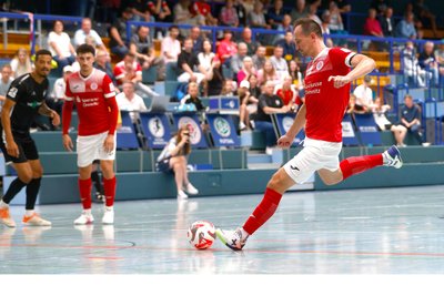 Mit dem verwandelten Sechsmeter kurz vor der Halbzeitpause machte Dmytro Sorokin von HOT 05 Futsal gegen Köln seinen lupenreinen Hattrick perfekt.