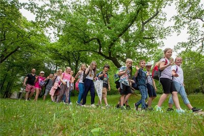 Die dritte Klasse der Herbart-Grundschule wurde von Wanderführer Michael Hendel begleitet, der den Jungen und Mädchen Wissenswertes über Natur und Umgebung vermittelte.
