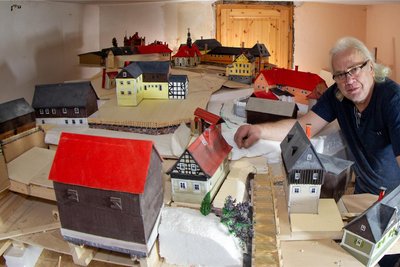 Holzkünstler Jens Weber fertigt ein Modell des alten Dorfes Pöhl.