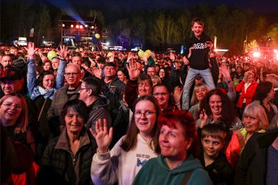 Hier herrschte gute Stimmung: Rund 13.000 Besucher strömten nach Angaben der Veranstalter zur MDR-Fete ans Vogtlandstadion.