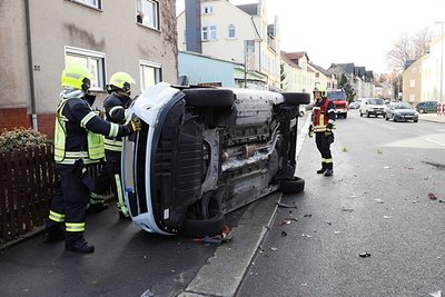 Bei einem Unfall in Grüna kippte eine Auto seitlich um und landete auf dem Fußweg.