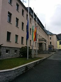Vor dem Polizeirevier in Aue hängen die Flaggen am Donnerstagmorgen auf halbmast.
