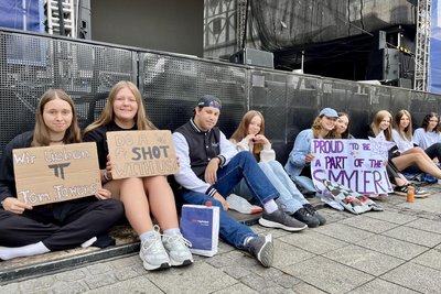 Seit Samstagfrüh, 7.30 Uhr, haben die ersten Fans Position vor der Bühne bezogen. Egal, ob sie für Leony, Myle oder Tom Twers angereist sind - Hauptsache, sie stehen zum Auftritt ihres Lieblingskünstlern ganz vorn.