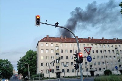 Eine Rauchwolke war am Sonntagmorgen weithin sichtbar. 