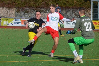 Devon Klitzke (Mitte) setzt sich hier gegen Christian Küllig (l.) durch, scheitert aber an Zschorlaus Keeper Jonas Guhr.
