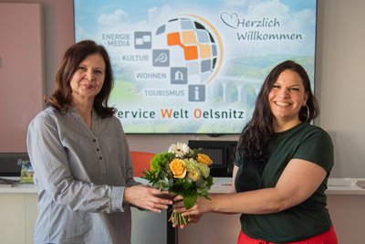 Carola Leonhardt (links), Produktmanagerin der „Freien Presse“, gratuliert Annegret Klemm (rechts) von der Servicewelt Oelsnitz zum Einzug in die neuen Räume am Marktplatz.