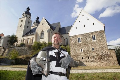 Andreas Dick, Darsteller des Heinrich von Plauen, am Plauener Komturhof. Dort soll es im Sommer 2022 ein Kleinkunstfestival geben.