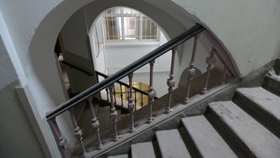 Die beiden Treppenhäuser im Freiberger Bahnhofsgebäude werden jeweils durch einen Lichtschacht erhellt. Das soll auch nach dem geplanten Umbau so bleiben, fordert der Denkmalschutz. 