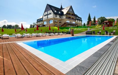 Für das Hotel in Seiffen hat Travdo unter anderem in einen neuen Außenpool, einen Spielplatz und Saunen investiert. Ähnliche Angebote wurden in weiteren Häusern der Kette geschaffen.