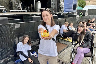 Alisa aus Leipzig mit der „Leony“-Ente. Auch Sarah (l.) aus Österreich und Jana aus Hamburg sind wegen Leony nach Zwickau zum Stadtfest gekommen.