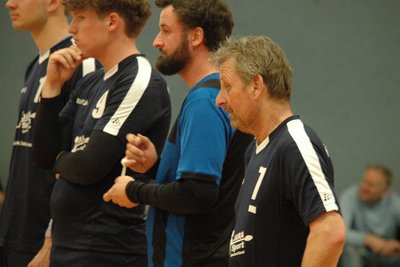 Udo Haußmann (vorn) und die Hennersdorfer Volleyballer mussten in Colditz den Gegnern gratulieren.