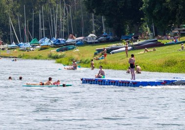 Urlaubszeit an der Talsperre Pöhl. Es darf an vielen Stellen gebadet werden. Zuflüsse gibt es ebenso an vielen Stellen. Landestalsperrenverwaltung und Wasserbehörde sehen Handlungsbedarf, um die Wasserqualität zu verbessern, und fordern Maßnahmen, damit weniger Schadstoffe eingeleitet werden. 