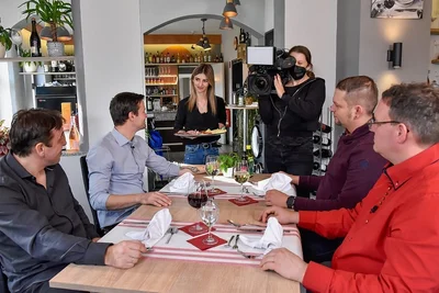 Theresa Winkler serviert im "La Torre" den Wirten Silvio Kuhnert (Taltitz), Kevin Seidel (Oelsnitz), Michael Büttner (Bad Elster) und Manuel Metzner (Schleiz), im Bild von links, Leckereien. Die Kamera ist immer dabei.