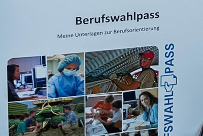Der Berufswahlpass hilft Schülerinnen und Schülern bei der beruflichen Orientierung.